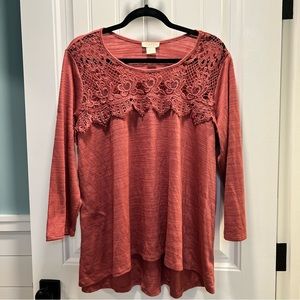 Status by Chenault Rose colored Blouse with Beautiful Lace Detail. Size XXL.‎
